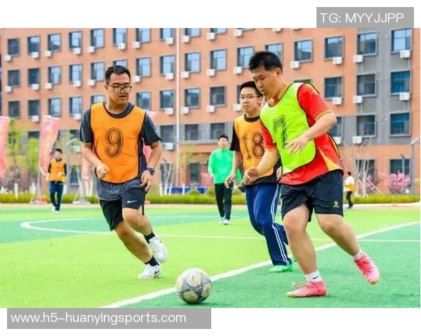 明星们在绿茵场上挥洒汗水足球场上的激情与友谊交织成美好瞬间